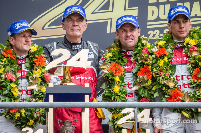 LMP1-Podium: 1. Allan McNish, Tom Kristensen und Loic Duval mit Wolfgang Ullrich