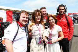 Amanda Holden y la cantante Geri Halliwell con el euipo Marussia F1 Team en la pantalla