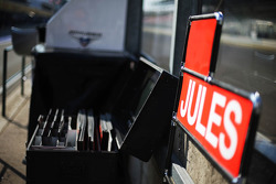 Panneau d'arrêt au stand de Jules Bianchi