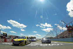 Polesitter Marcos Ambrose e Clint Bowyer follow the Safety car durante voltas de aquecimento