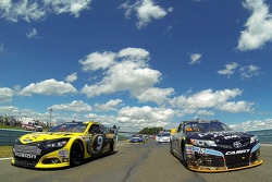 Polesitter Marcos Ambrose e Clint Bowyer follow the Safety car durante voltas de aquecimento