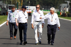 Danny Sullivan, FIA hakemi, ve Herbie Blash, FIA Delegesi