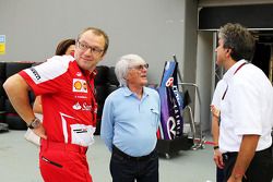 Stefano Domenicali, Diretor Geral da Ferrari com Bernie Ecclestone, CEO Formula One Group, e Pasquale Lattuneddu, do FOM