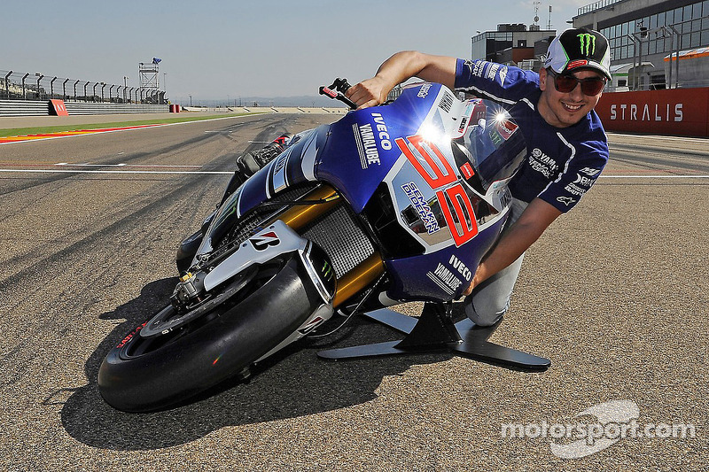 Jorge Lorenzo haciendo una demostración durante el GP de Aragón 2013 del ángulo de inclinación que puede alcanzar con la Yamaha