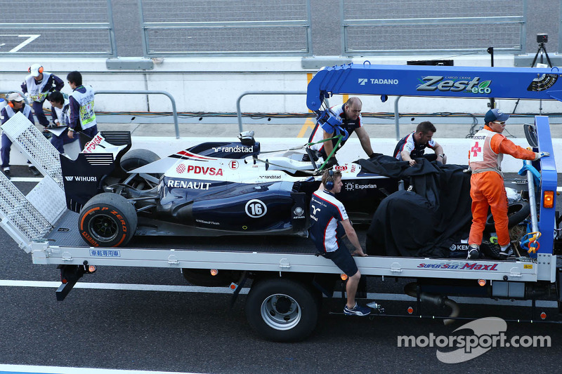 The Williams FW35 of Pastor Maldonado, Williams is recovered back to the pits on the back of a truck after crashing in the second practice session