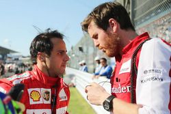 (Da esquerda para direita): Felipe Massa, Ferrari, com Rob Smedley, engenheiro de corridas da Ferrari, no grid