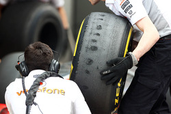 Pneu Pirelli desgastados usados pela McLaren