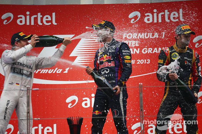 Rosberg y Grosjean acompañan en el podio a Sebastian Vettel, ganador del GP de India y campeón del mundo de F1 2013