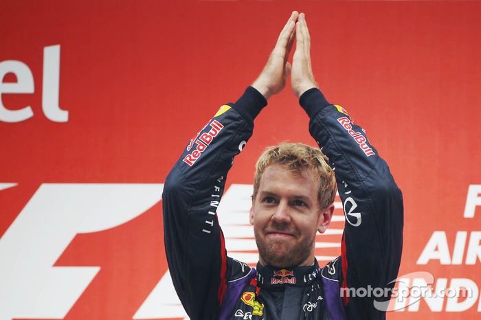 Sebastian Vettel recibe el aplauso del público del GP de India 2013 en el que se proclamó tetracampeón del mundo de Fórmula 1