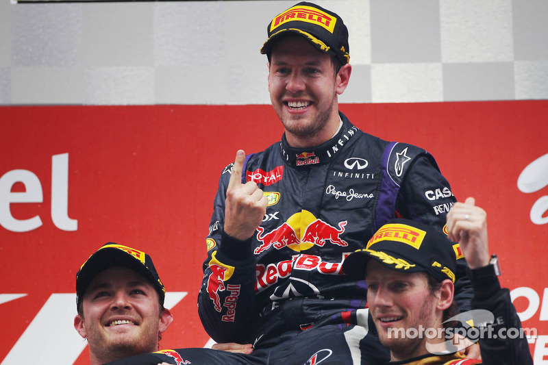 Rosberg y Grosjean acompañan en el podio a Sebastian Vettel, ganador del GP de India y campeón del mundo de F1 2013