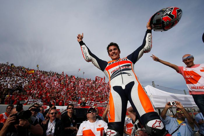 10 de noviembre de 2013. Marc Márquez se proclama a campeón del mundo de MotoGP. A la primera. Con 20 años. Batiendo todos los récords de precocidad.
