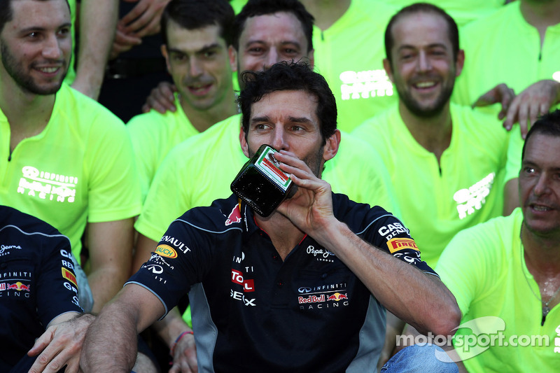 Mark Webber, del equipo Red Bull Racing con una botella de Jagermeister en la celebración del equipo