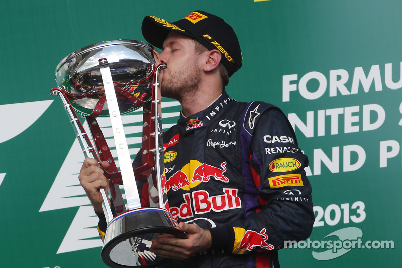 O vencedor Sebastian Vettel, Red Bull Racing comemora no pódio