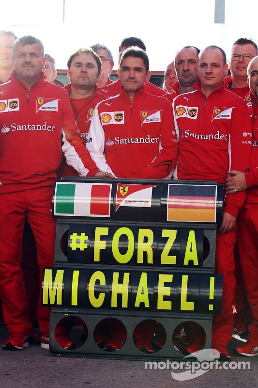 El equipo de Ferrari muestra su apoyo a Michael Schumacher