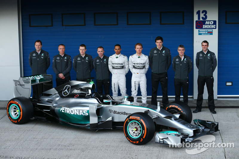 Das Mercedes-Team mit dem Mercedes AMG F1 W05