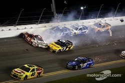 Crash Kyle Larson, Ganassi Racing Chevrolet, Marcos Ambrose, Richard Petty Motorsports Ford, Kasey Kahne, Hendrick Motorsports Chevrolet, Brian Vickers, Michael Waltrip Racing Toyota, Bobby Labonte, HScott Motorsports Chevrolet