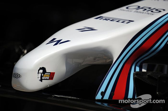 Williams FW36 espiga con un tributo a Ayrton Senna