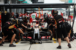 Pastor Maldonado, Lotus F1 E21 pratica un pit stop