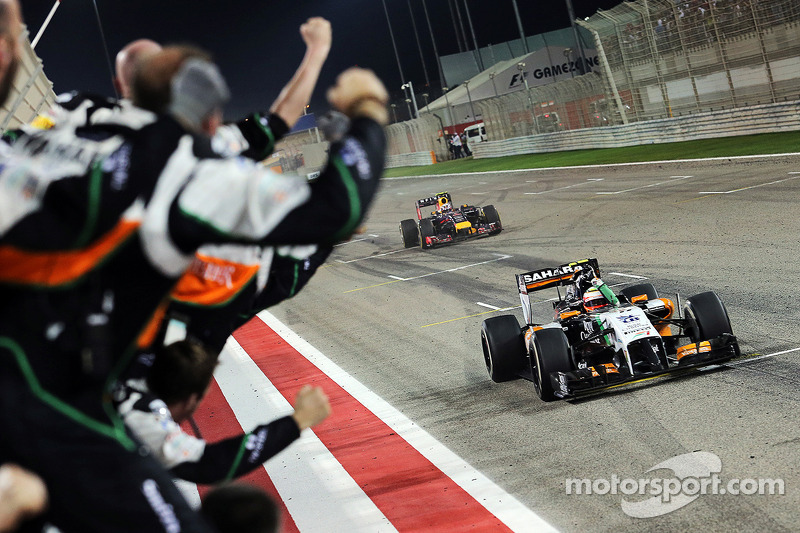 Terceiro lugar Sergio Perez, Sahara Force India F1 VJM07 celebra com sua equipe