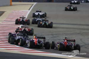 Daniel Ricciardo, Red Bull Racing RB10 and Daniil Kvyat, Scuderia Toro Rosso STR9 at the start of the race