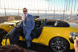 Bill Ford met een Ford Mustang gebouwd op de 86e verdieping van het Empire State Building om de 50e