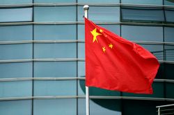 La bandera china en el paddock.