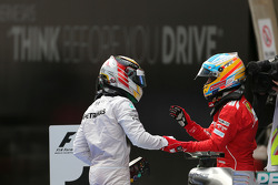 Lewis Hamilton, Mercedes AMG F1 Team, und Fernando Alonso, Scuderia Ferrari