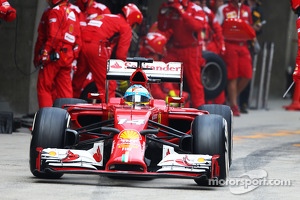 Fernando Alonso, Ferrari F14-T makes a pit stop