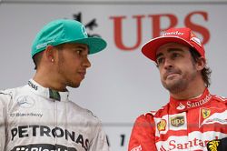 Het podium racewinnaar Lewis Hamilton, Mercedes AMG F1, met Fernando Alonso, Ferrari