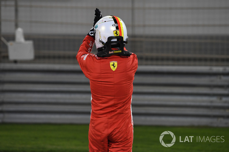 Le poleman Sebastian Vettel, Ferrari fête sa pole position dans le Parc Fermé