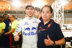 Pierre Gasly, Toro Rosso, et Toyoharu Tanabe, directeur technique, Honda, célèbrent la quatrième place