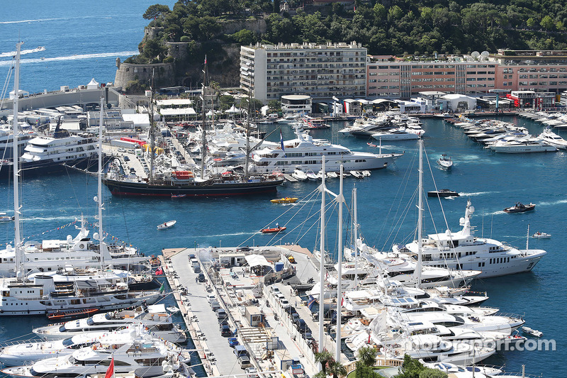 Barcos en el escénico Mónaco Harbour