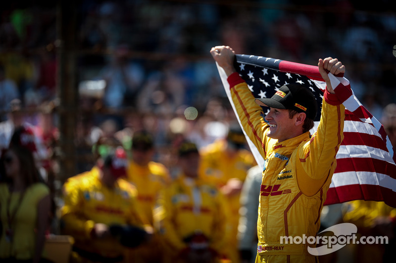 Ryan Hunter-Reay viert overwinning met Amerikaanse vlag