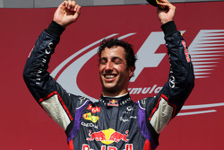 Podio: ganador de la carrera Daniel Ricciardo, Red Bull Racing celebra