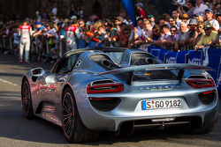 Porsche 918 Spyder bespioneert twee Audi-coureurs
