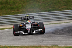 Esteban Gutierrez, Sauber C33 trava pneus