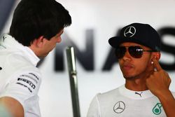 Toto Wolff, Mercedes AMG F1 accionista y Director Ejecutivo, con Lewis Hamilton, Mercedes AMG F1
