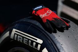 Pirelli neumáticos y guantes de mecánicos