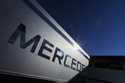 McLaren Mercedes logo en un trailer