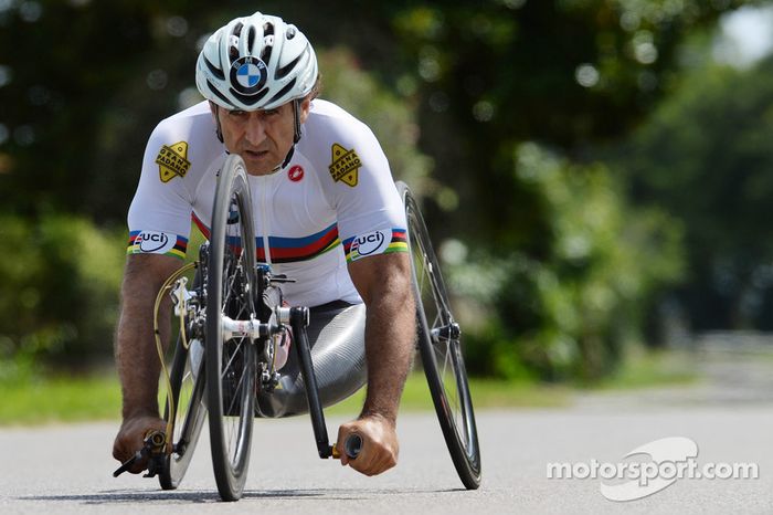 Alex Zanardi se prepara para un triatlón de larga distancia