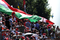 Fãs com enorme bandeira