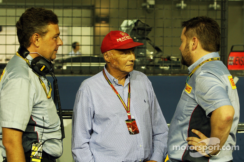 Mario Isola, Manager de carreras de Pirelli con Niki Lauda, Mercedes Presidente no ejecutivo y Paul Hembery, Pirelli Motorsport Director