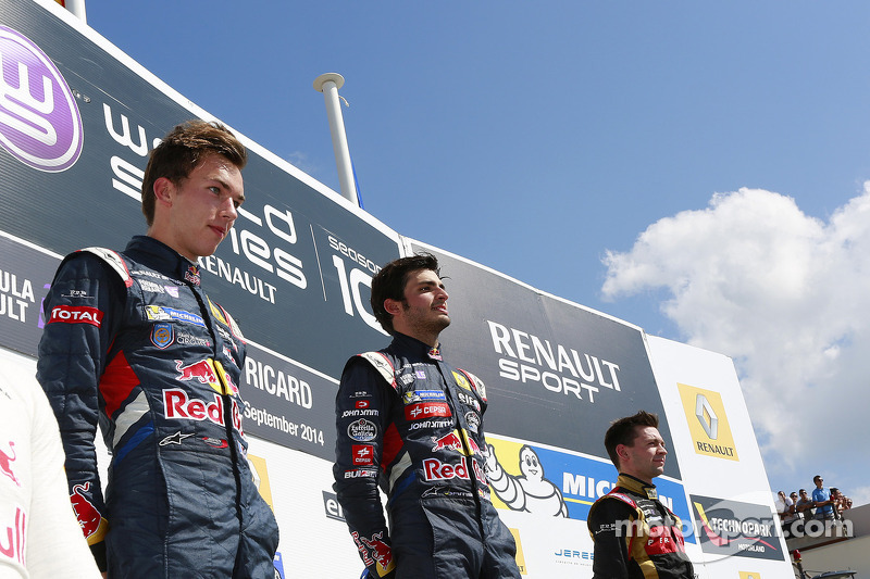 Vencedor corrida Carlos Sainz Jr., segundo lugar Pierre Gasly, terceiro lugar Matthieu Vaxiviere