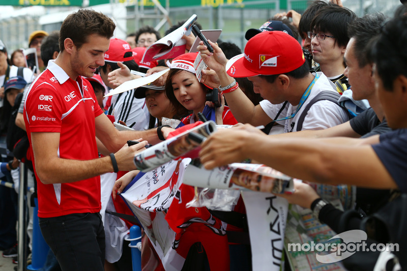 Jules Bianchi, Marussia F1 Team, firma autógrafos para los fans