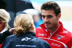 Jules Bianchi, Marussia F1 Team con Jennie Gow, BBC Radio 5 Live Pitlane Reporter