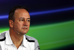 Jonathan Neale, McLaren Chief Operating Officer, in de FIA-persconferentie