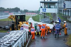 Adrian Sutil assiste aux opérations de secours après l'accident de Jules Bianchi