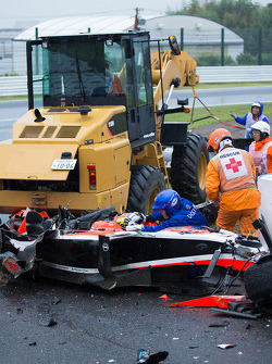 Equipe de segurança trabalha após o acidente de Jules Bianchi, Marussia F1 Team