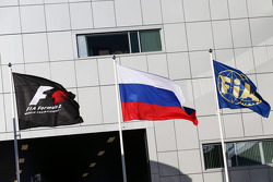 Drapeaux de la F1, de la Russie et de la FIA
