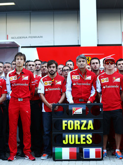 Massimo Rivola, Fernando Alonso, Marco Mattiacci, Kimi Räikkönen et leq membres des équipes Ferrari et Marussia apportent leur soutien à Jules Bianchi